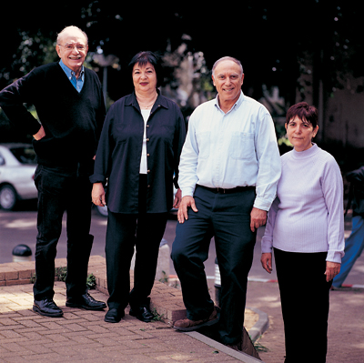 מימין לשמאל: רבקה ברכה, פרופ' דוד מירלמן, יעל נוחמוביץ ופרופ' קרלוס גיטלר. האמבות באות